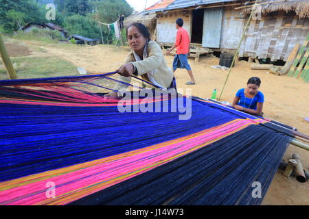 Tripura ethnischen Frauen beim Weben Tücher in einem Dorf in der Nähe von Saje Tal in Rangamati, Bangladesch Stockfoto