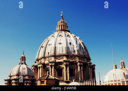 Kuppel der St. Peters Basilica im Vatikan, Rom, Italien gegen blauen Himmel Stockfoto