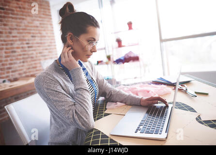 Designer-Kleidung auf laptop Stockfoto