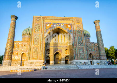 SAMARKAND, Usbekistan - 27 AUGUST: Besucher vor Sher Dor Madrasah in Samarkand in der Nachmittagssonne. August 2016 Stockfoto