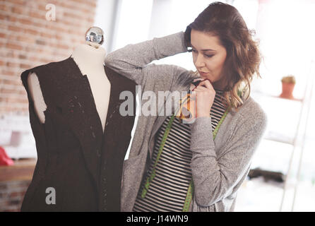 Weibliche Mode-Designer über Veränderungen denken Stockfoto