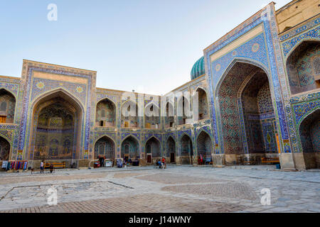 SAMARKAND, Usbekistan - 27 AUGUST: Besucher im Atrium der Sher Dor Medrese in Registan, Samarkand. August 2016 Stockfoto