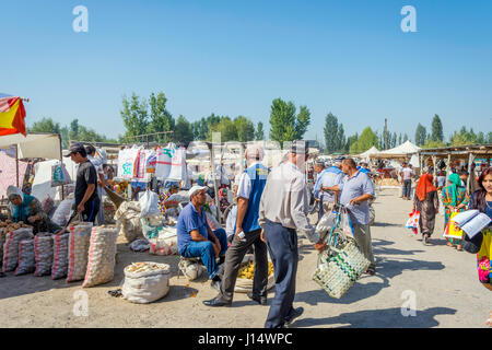 MARGILAN, Usbekistan - 21 AUGUST: Leute verkaufen Gemüse auf Kumtepa Basar. Markt ist einer der größten in der Region und einmal pro Woche ausgeführt. August Stockfoto