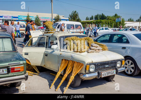 MARGILAN, Usbekistan - 21 AUGUST: Alte Lada Auto mit Besen zum Verkauf an Kumtepa Basar. Markt in einem der größten im Bereich läuft einmal pro Woche. Stockfoto