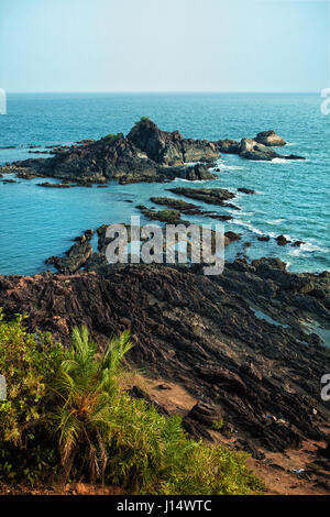 Riffe in der Nähe der Küste. Indien, Gokarna, Om Beach Stockfoto