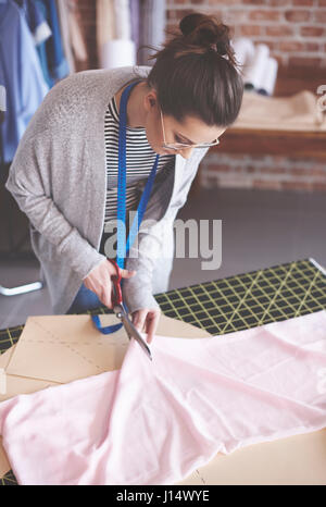 Weibliches Design professionelle Schneiden Stoff Stockfoto