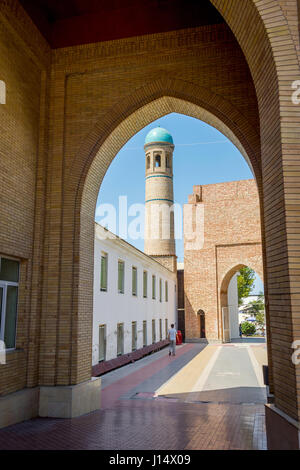 Blick zum Minarett gemacht der blauen Kacheln unter dem Bogen, Margilan, Usbekistan Stockfoto