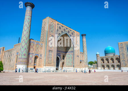 SAMARKAND, Usbekistan - 28 AUGUST: Blick über Samarkand Registan, eines der größten Attraktionen des Landes. August 2016 Stockfoto