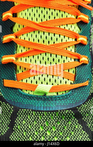 Nahaufnahme der Colord Laufschuh Schnürsenkel Stockfoto