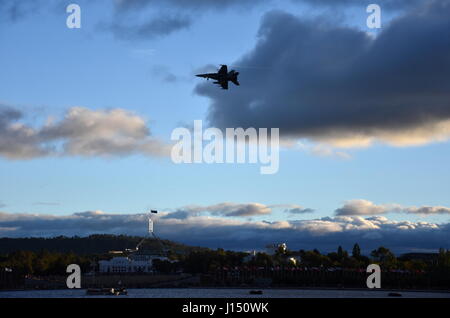 Canberra, Australien - 18. März 2017. Ein Adrenalin Rauschen RAAF F/A-18F Super Hornet Jet Umgang mit Display an Regatta Point im Commonwealth Park. Stockfoto