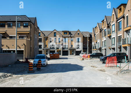 Neu errichteten Stadthäuser in der Nähe Finch und Bayview in Toronto, Ontario, Kanada am 14. April 2017. Dominic Chan/EXimages Stockfoto