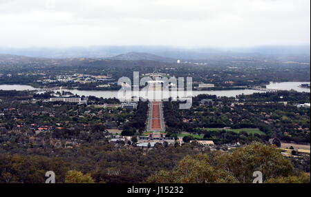 Panoramablick von Canberra tagsüber vom Mount Ainslie mit dem Australian War Memorial, Lake Burley Griffin, Molonglo River, alte Pa Stockfoto