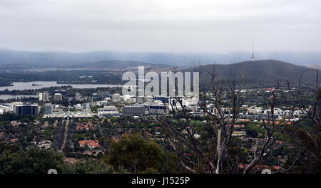 Blick von Canberra tagsüber vom Mount Ainslie mit Lake Burley Griffin, Black Mountain und Telstra Tower. Stockfoto