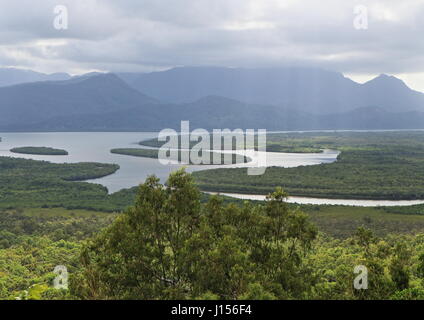 Blick vom Aussichtspunkt Panjoo vom Bruce Highway, in Girrigun Nationalpark, auf dem Cardwell Ranges, mit Blick über Seymour River und Hinchinbrook Channel Stockfoto