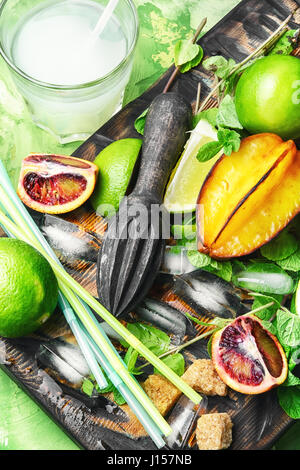 Sommer erfrischende Cocktail aus frischer Limettensaft, Orangen- und Gattung Stockfoto