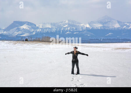 Frauen stehen in schneebedeckten Feld die Bergluft genießen Stockfoto