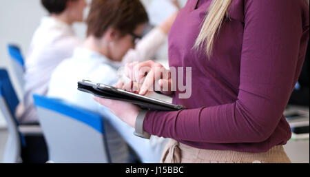 Business-Frau mit Digital-Tablette in geschäftiges Büro Stockfoto