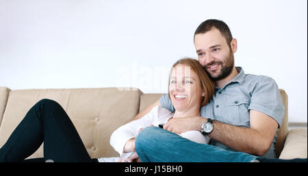 Älteres Paar im Sofa sitzen und Fernsehen Stockfoto