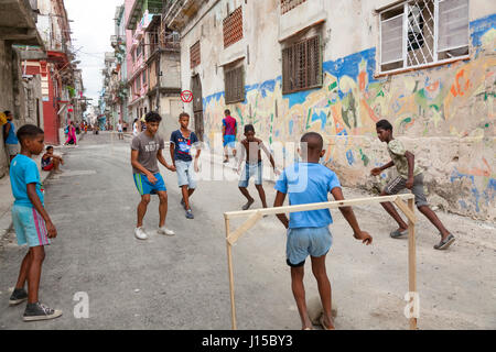 Kubanische Kinder spielen Fußball oder Fußball auf der Straße in Havanna, Kuba. Stockfoto