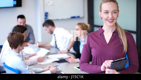 Business-Frau mit Digital-Tablette in geschäftiges Büro Stockfoto