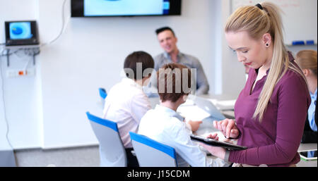 Business-Frau mit Digital-Tablette in geschäftiges Büro Stockfoto