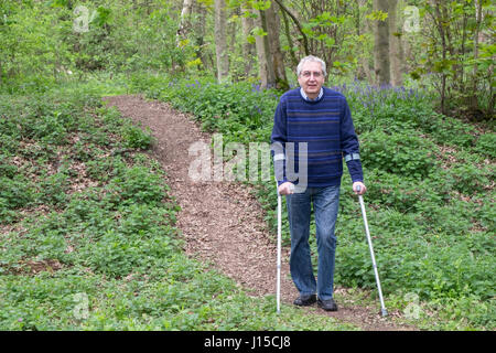 Ältere Menschen gehen mit Krücken Stockfoto