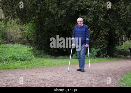 Ältere Menschen gehen mit Krücken Stockfoto