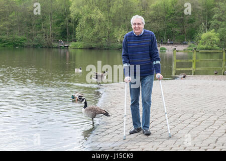 Ältere Menschen gehen mit Krücken Stockfoto