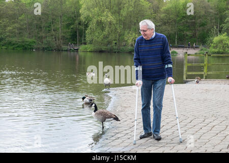 Ältere Menschen gehen mit Krücken Stockfoto