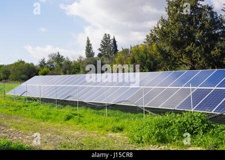 Solar-Panel erzeugt grüne, umweltfreundliche Energie aus der Sonne. Stockfoto