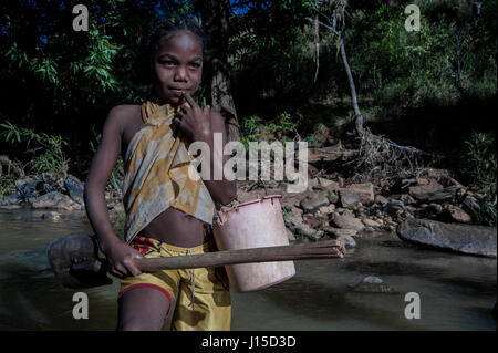 Eine Schulmädchen bereitet sich auf pan für Gold in den Bergen in der Nähe von Ankavandra, Madagaskar Stockfoto