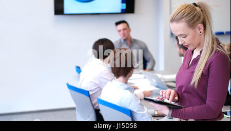 Business-Frau mit Digital-Tablette in geschäftiges Büro Stockfoto