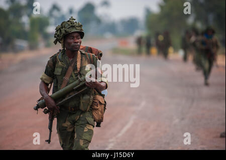 Demokratische Republik Kongo Nationalarmee (FARDC) Soldaten, die ihren Weg in Richtung der Front während der Operationen gegen die ruandischen gestützte Miliz M23 Stockfoto