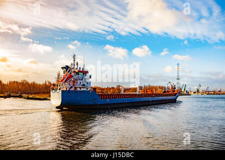 Ein Frachtschiff in Hafen von Danzig, Polen. Stockfoto