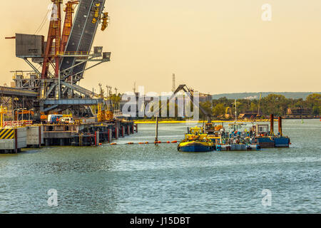 Bauarbeiten an den Docks von kommerziellen Hafen von Danzig, Polen. Stockfoto