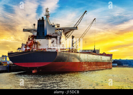 Schiff unter Belastung im Hafen von Danzig, Polen. Stockfoto