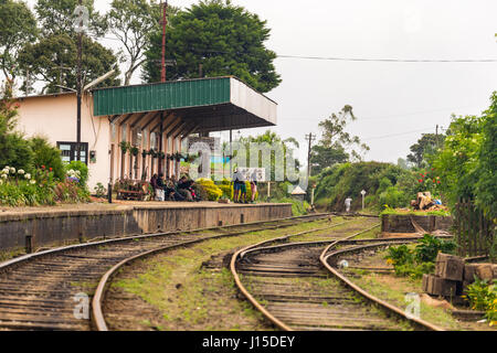 PATTIPOLA., SRI LANKA - 9. Januar 2014: Touristen am Pattipola Bahnhof Zug warten Stockfoto