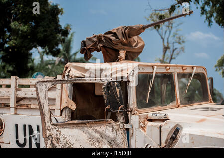 Ein UNO-Konvoi im Garamba-Nationalpark auf der Straße zwischen Dungu und Faradje, Nord-Ost demokratische Republik Kongo Stockfoto