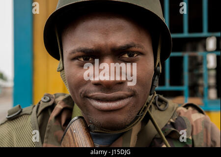 Demokratische Republik Kongo Nationalarmee (FARDC) Soldat an einem Checkpoint an der Front mit M23-Miliz in der Nähe von Goma, demokratische Republik Kongo Stockfoto