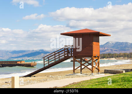 Rot aus Holz Rettungsschwimmer-Hütte auf einem leeren Morgen Strand Stockfoto