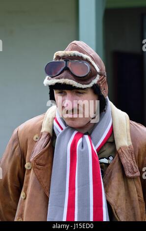 Stowe Maries Flugplatz Essex, Großbritannien - 14. Mai 2014: Porträt des Mannes in Erster Weltkrieg Piloten Mütze und Schal der Royal Air Force Stockfoto