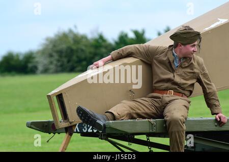 Stowe Maries Flugplatz Essex, Großbritannien - 14. Mai 2014: Weltkrieg Boden einem Crewman Erholung Event entspannend auf Anhänger Stockfoto