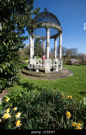 Cholmondeley Schlossgärten. Malerische Frühjahr Blick auf eine Laube im Tempelgarten Cholmondeley Castle. Stockfoto