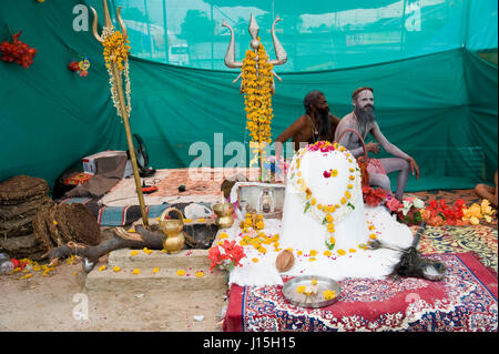 Naga sadhu mit shivling, Kumbh Mela, Madhya Pradesh, Indien, Asien Stockfoto