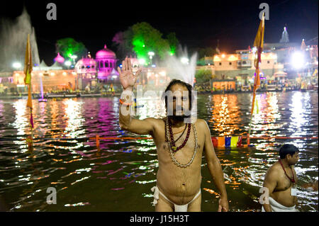 Pilger nehmen heiliges Bad im Kshipra Fluss, Ujjain, Madhya Pradesh, Indien, Asien, Stockfoto