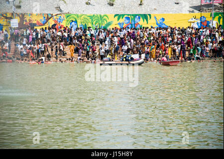 Pilger unter Heiligen Bad im Kshipra Fluss, Ujjain, Madhya Pradesh, Indien, Asien Stockfoto