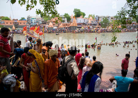 Pilger unter Heiligen Bad im Kshipra Fluss, Ujjain, Madhya Pradesh, Indien, Asien Stockfoto