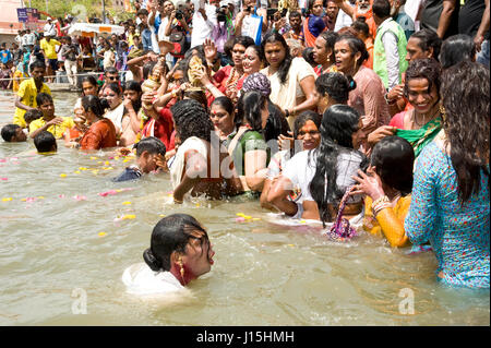 Transgender, Baden im Fluss Kshipra, Madhya Pradesh, Indien, Asien Stockfoto