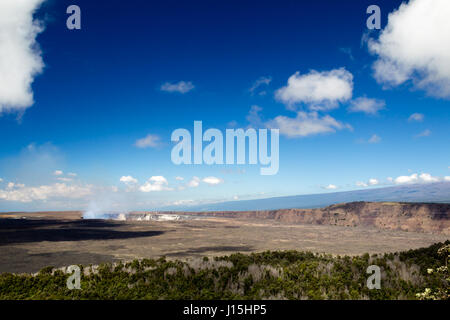 Vulkanische Dampf steigt aus dem Krater des aktiven Vulkans Kilauea in Hawaii Volcanoes National Park auf Big Island, Hawaii, USA. Stockfoto