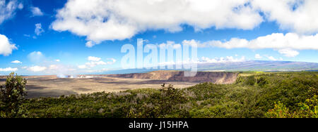 Vulkanische Dampf steigt aus dem Krater des aktiven Vulkans Kilauea in Hawaii Volcanoes National Park auf Big Island, Hawaii, USA. Stockfoto